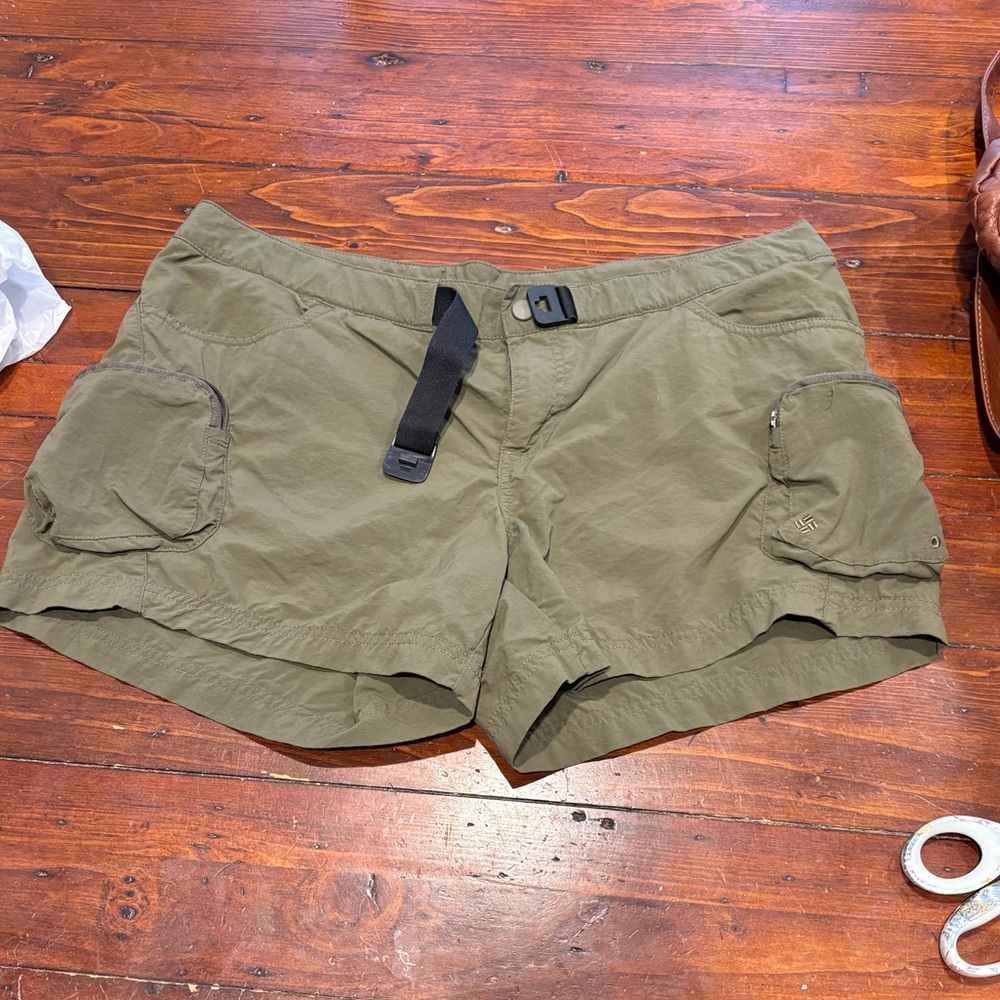 Columbia Shorts with Belt in Size Large